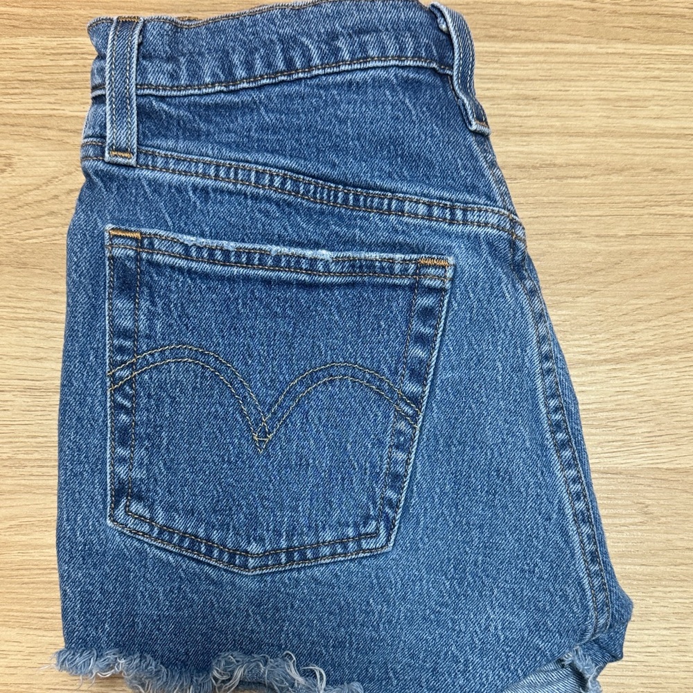 Women’s Levi short size 25